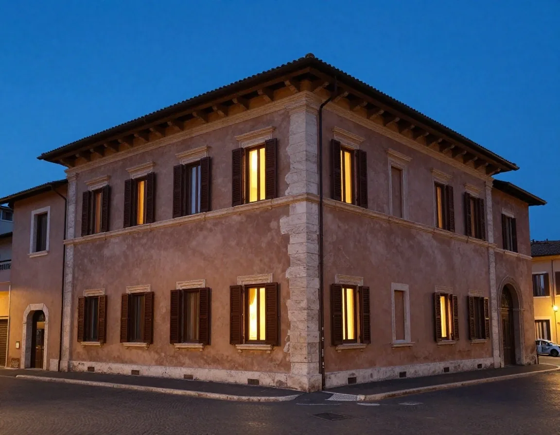Dettaglio di palazzo in travertino a Roma di sera